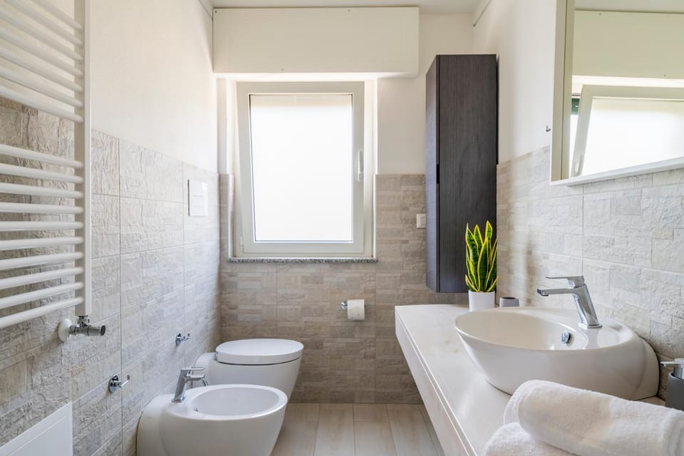 Shower, Toilet, Bathroom, bidet, towels