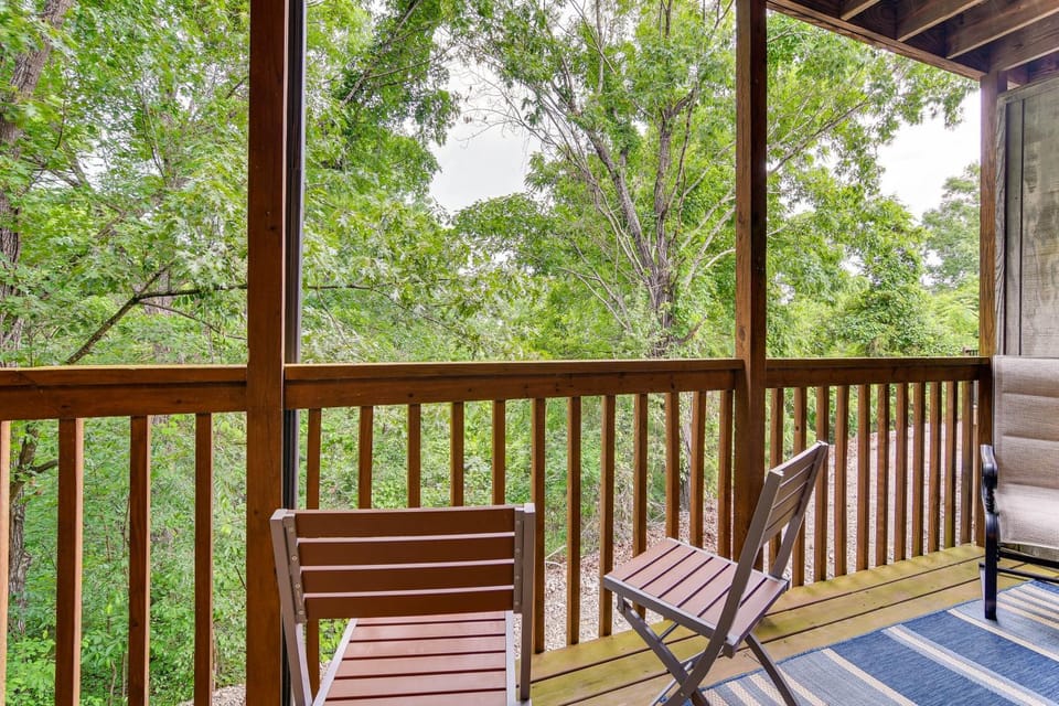 Hike & Leaf Peep! Condo 2 Mi to Silver Dollar City House in Table Rock Lake