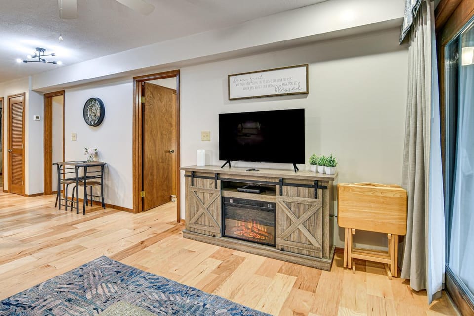 Hike & Leaf Peep! Condo 2 Mi to Silver Dollar City House in Table Rock Lake