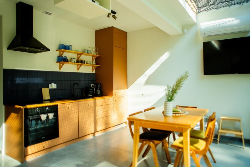 TV and multimedia, Kitchen or kitchenette, Living room, Dining area, oven, stove