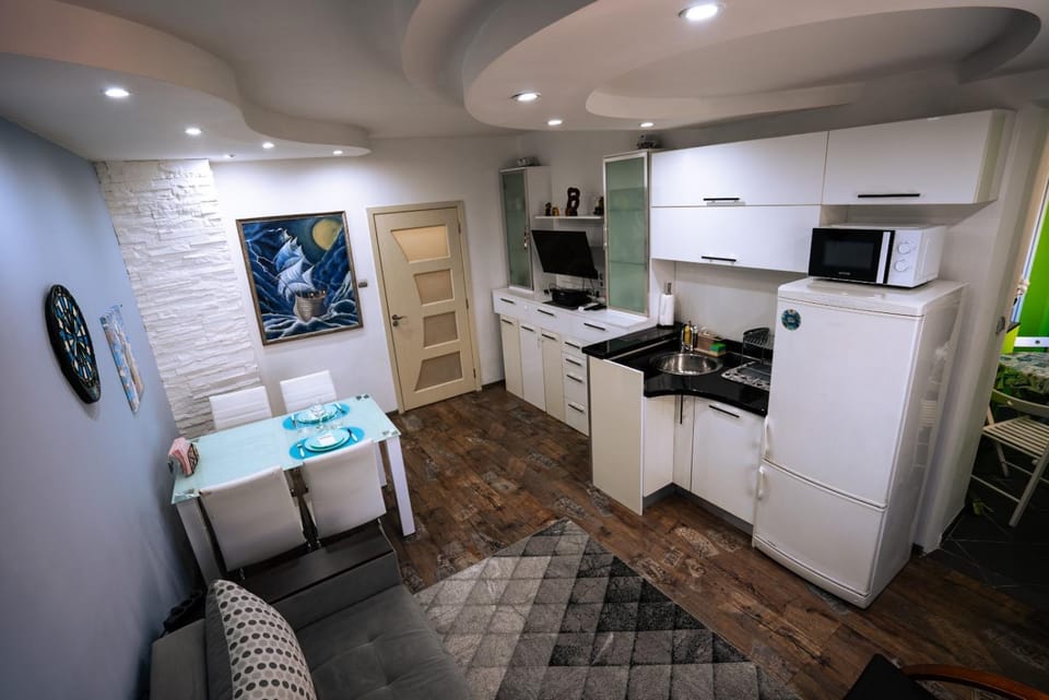 Kitchen or kitchenette, dishwasher, oven