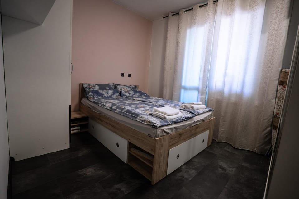 Bed, Bedroom, towels
