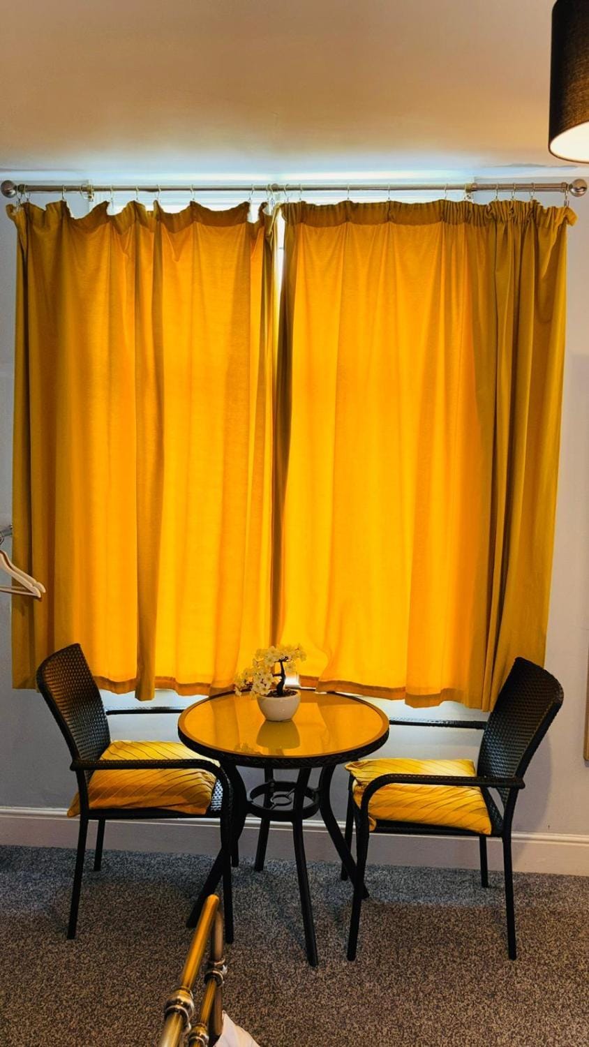 Photo of the whole room, Seating area, Dinner