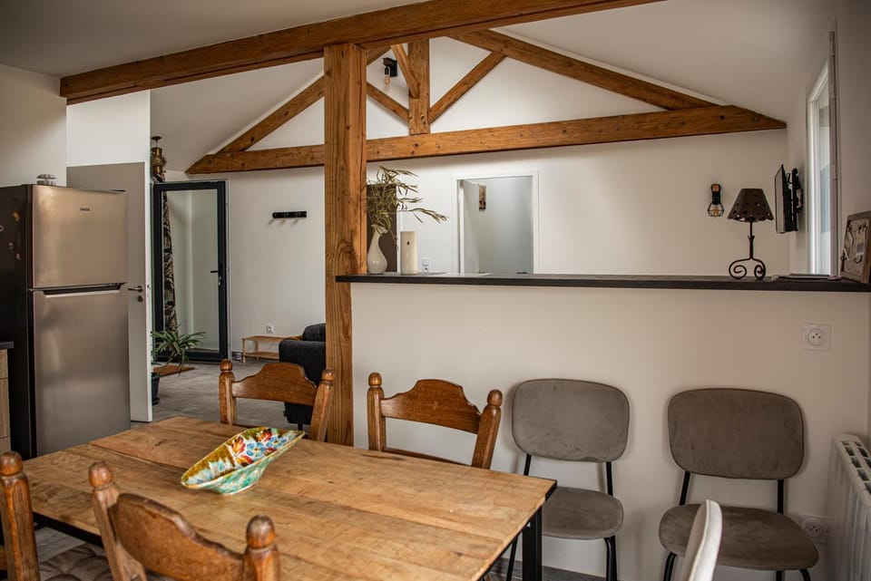 Kitchen or kitchenette, Dining area, oven