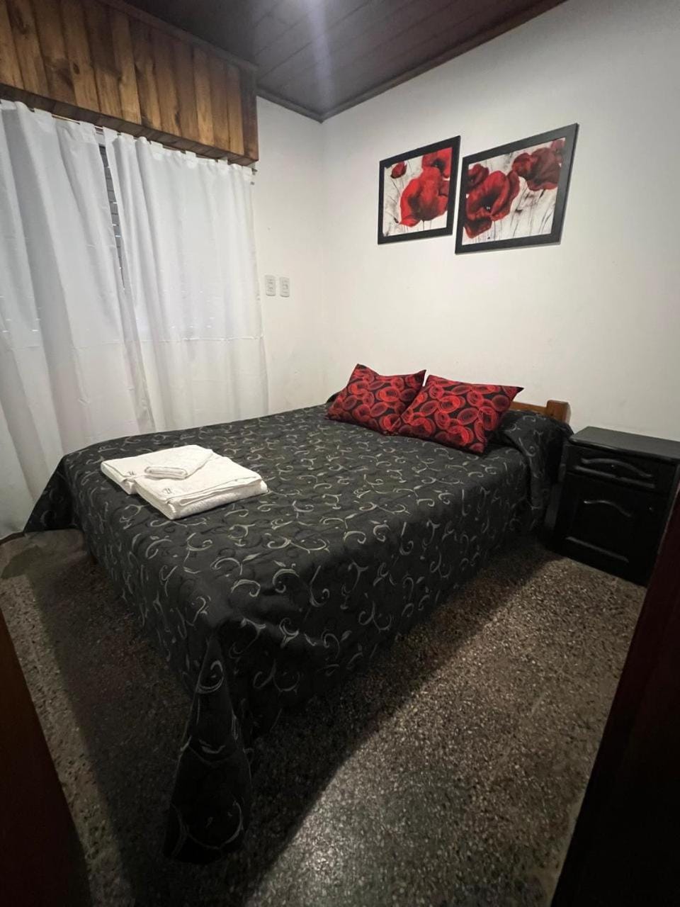 Bed, Decorative detail, towels