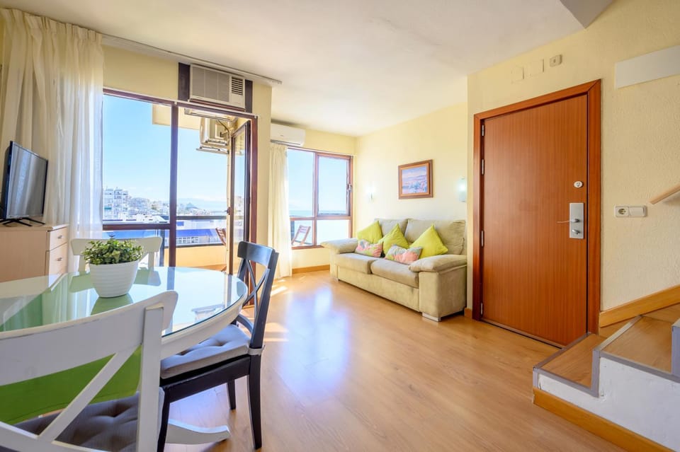 Communal lounge/ TV room, TV and multimedia, Living room, Seating area, Dining area, air conditioner