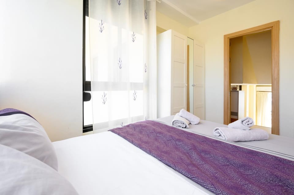 Photo of the whole room, Bedroom, towels, wardrobe