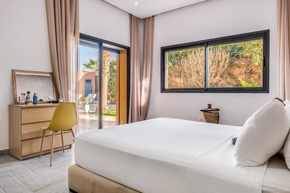 Photo of the whole room, Bedroom