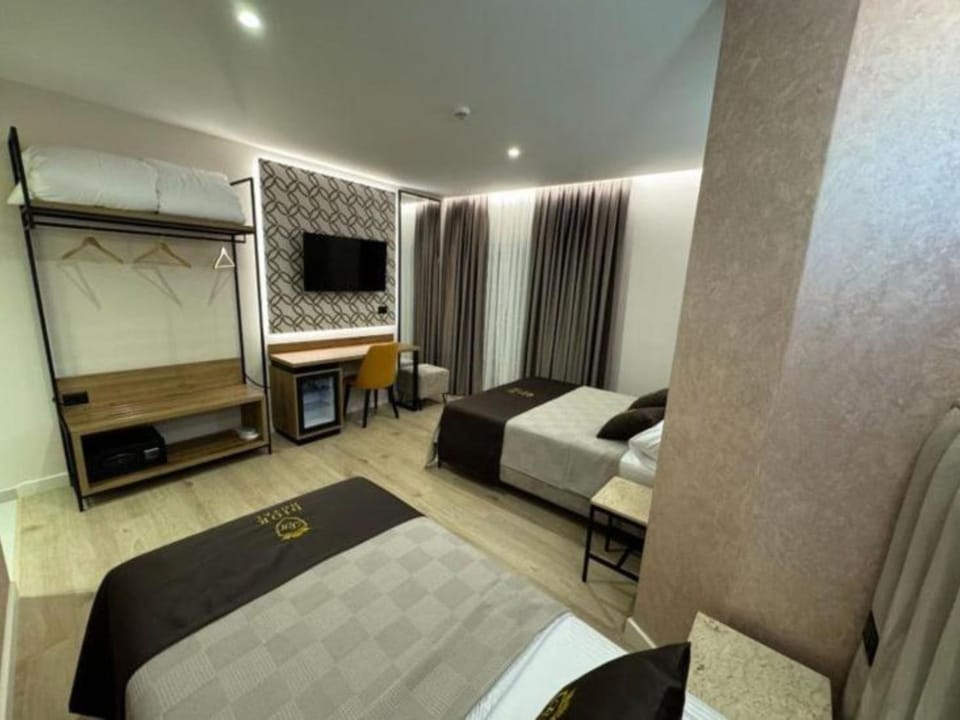 Bed, TV and multimedia, Living room, Photo of the whole room, Seating area, Bedroom