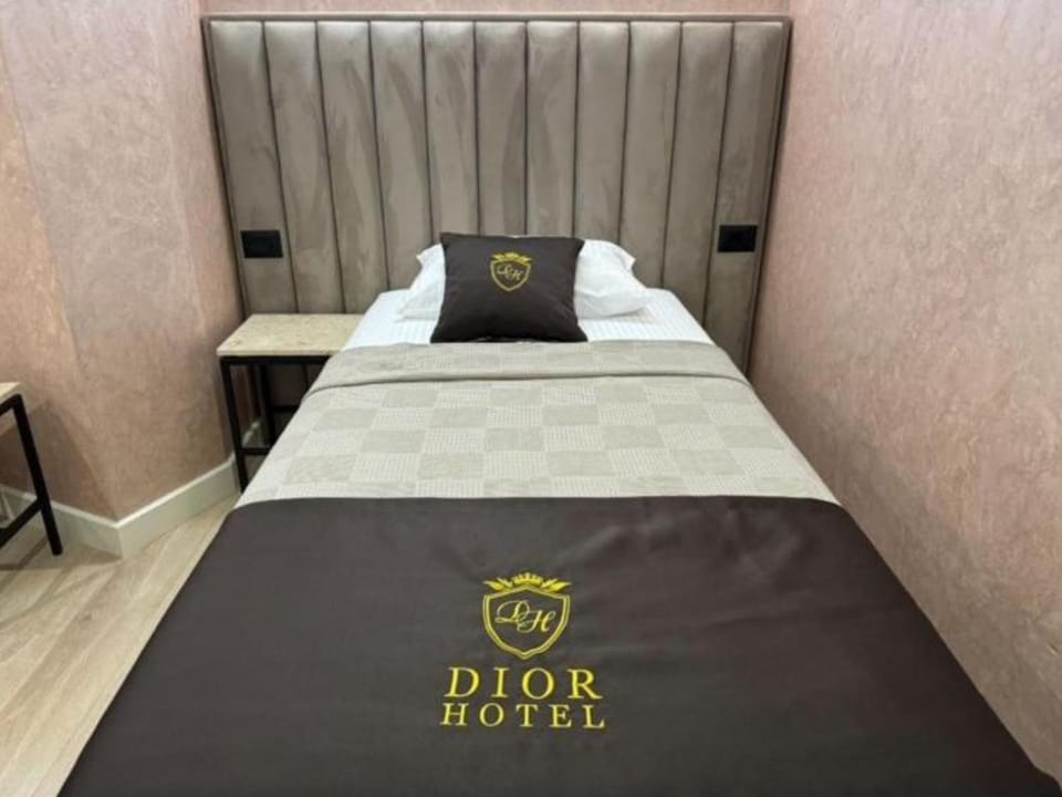 Bed, Photo of the whole room, Logo/Certificate/Sign, Bedroom, towels