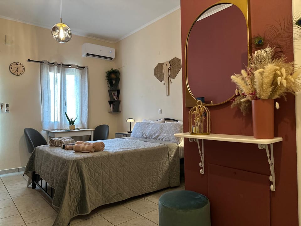 Bed, Photo of the whole room, Seating area, Bedroom, air conditioner