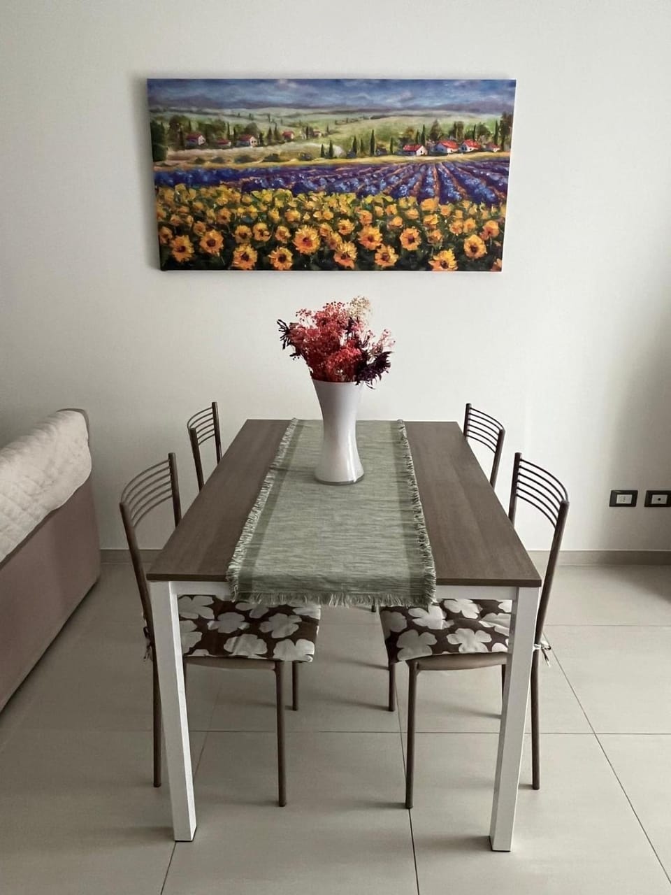 Decorative detail, Seating area, Dining area