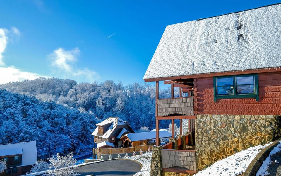Above it All・3 Mi to Dollywood・Hot Tub・Pool Table・Pet Friendly House in Pigeon Forge
