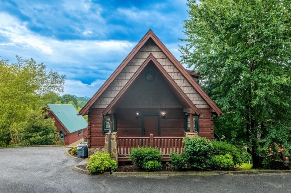 Above it All・3 Mi to Dollywood・Hot Tub・Pool Table・Pet Friendly House in Pigeon Forge