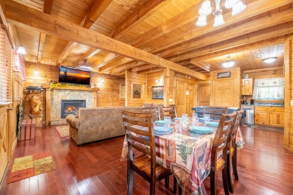 Above it All・3 Mi to Dollywood・Hot Tub・Pool Table・Pet Friendly House in Pigeon Forge
