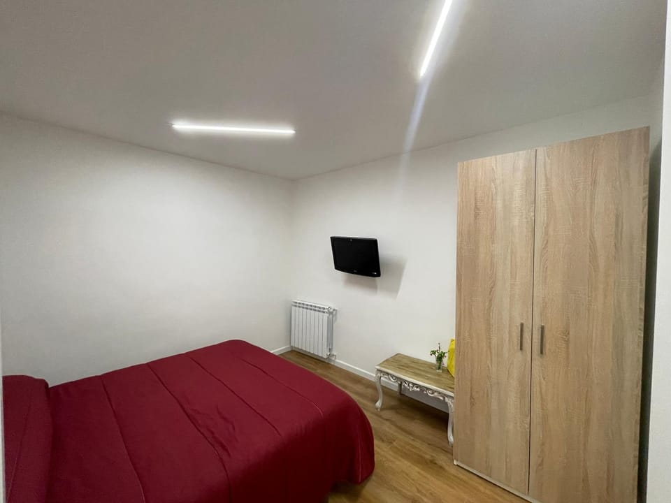 Bed, TV and multimedia, Photo of the whole room, Bedroom, wardrobe