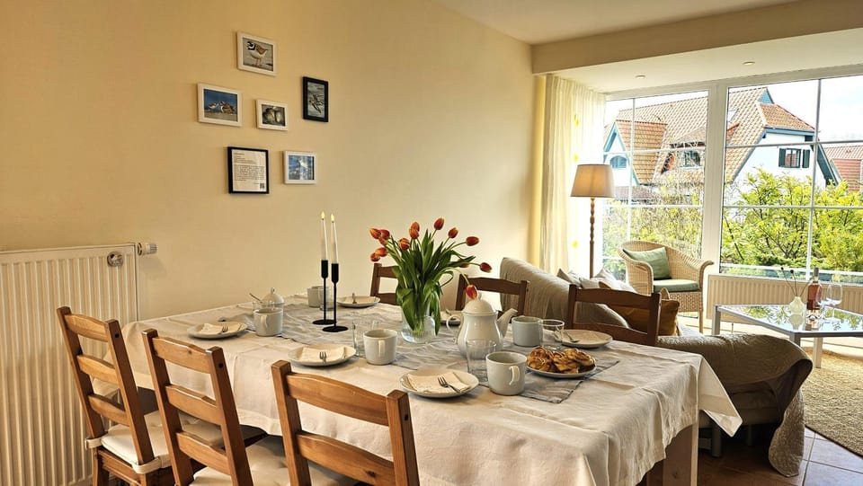 Living room, Dining area, Garden view, Facility for disabled guests