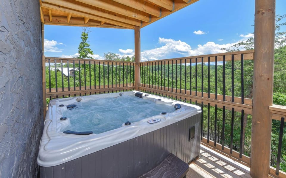 Big Forest Lodge - Private Indoor Pool, Theater Room, 2 Game Rooms, Outdoor Hot Tub + More! House in Pigeon Forge