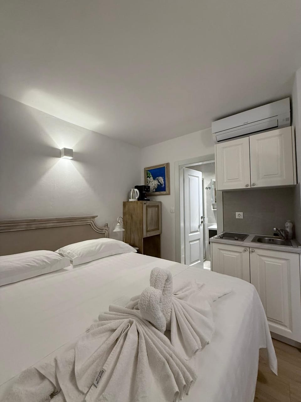 Bed, Kitchen or kitchenette, Bedroom, minibar