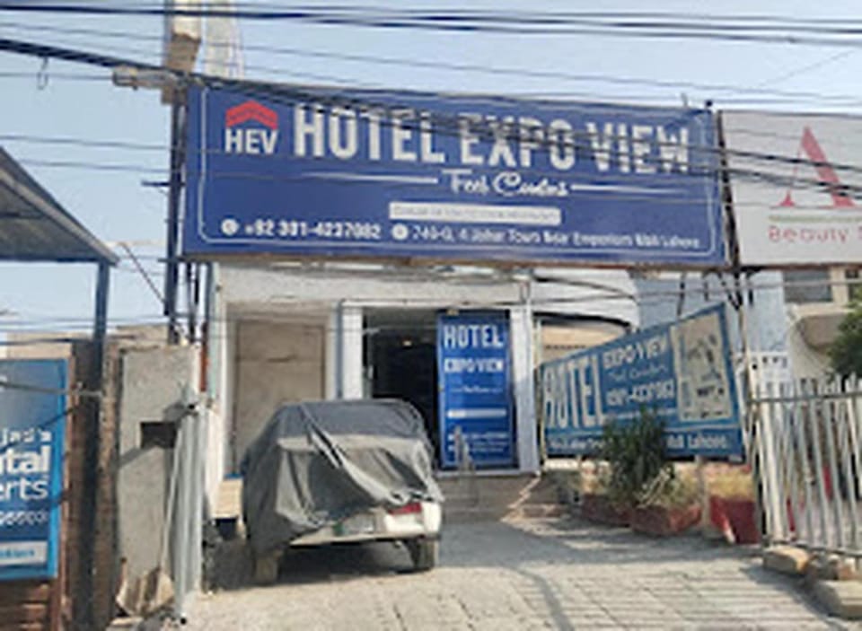 Property building, Day, Property logo or sign, Logo/Certificate/Sign, Text overlay, City view, Street view, Entertainment, Entertainment, Certificate/Award, Parking