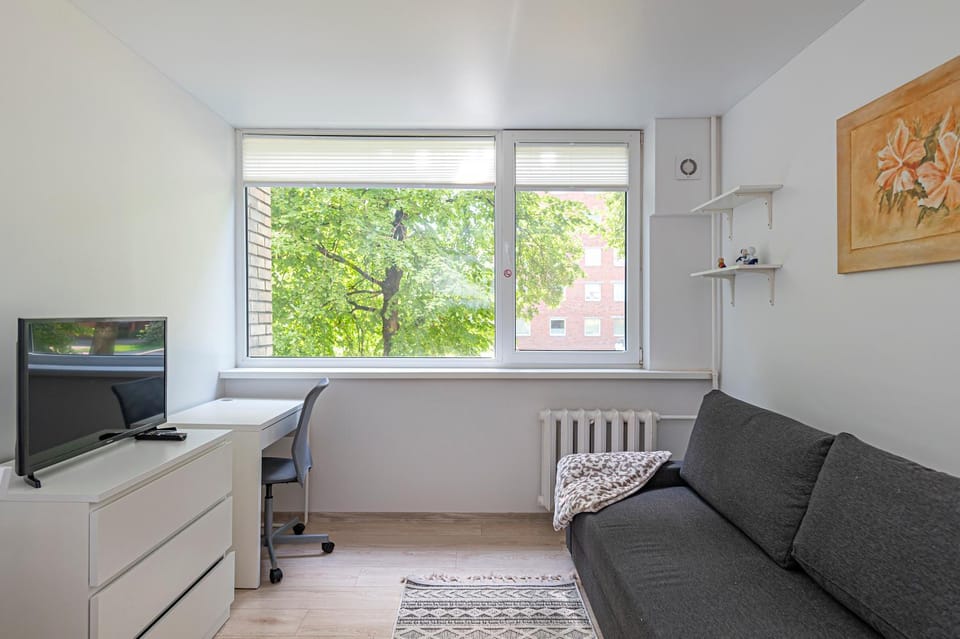 Bed, TV and multimedia, Living room, Seating area, Bedroom