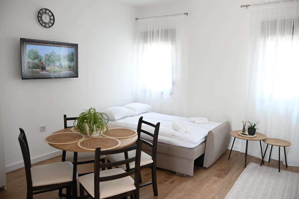 Bed, Seating area, Dining area