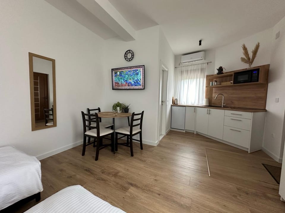 Bed, TV and multimedia, Kitchen or kitchenette, Photo of the whole room, Dining area