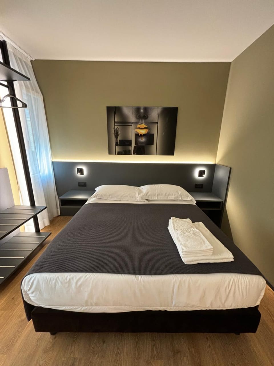 Bed, Photo of the whole room, Bedroom, towels