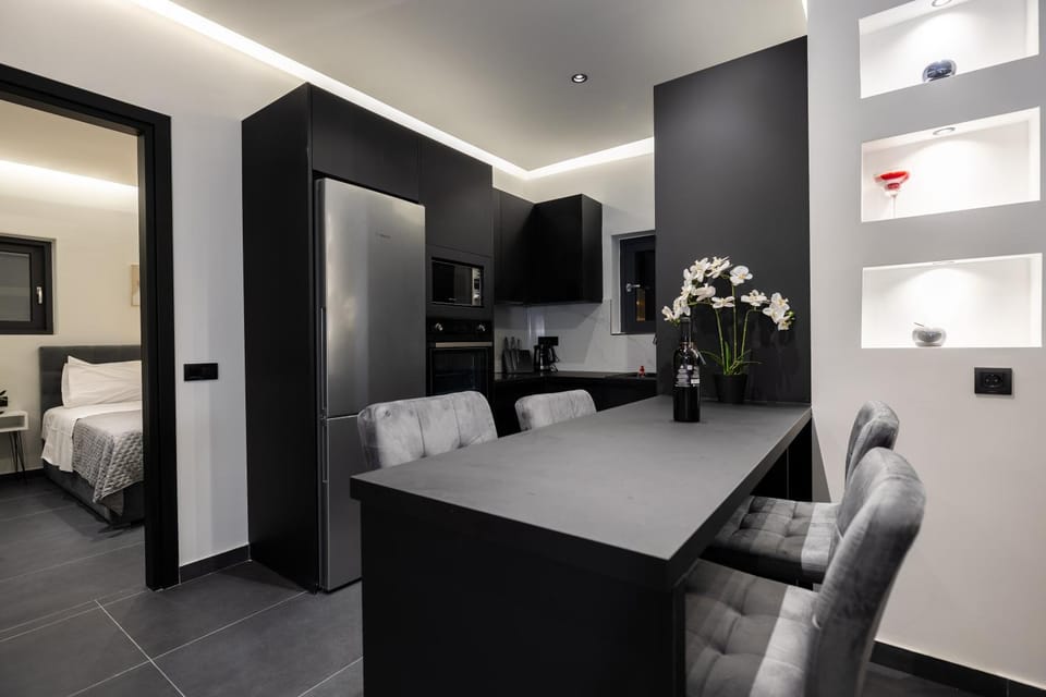 Kitchen or kitchenette, Seating area, Dining area