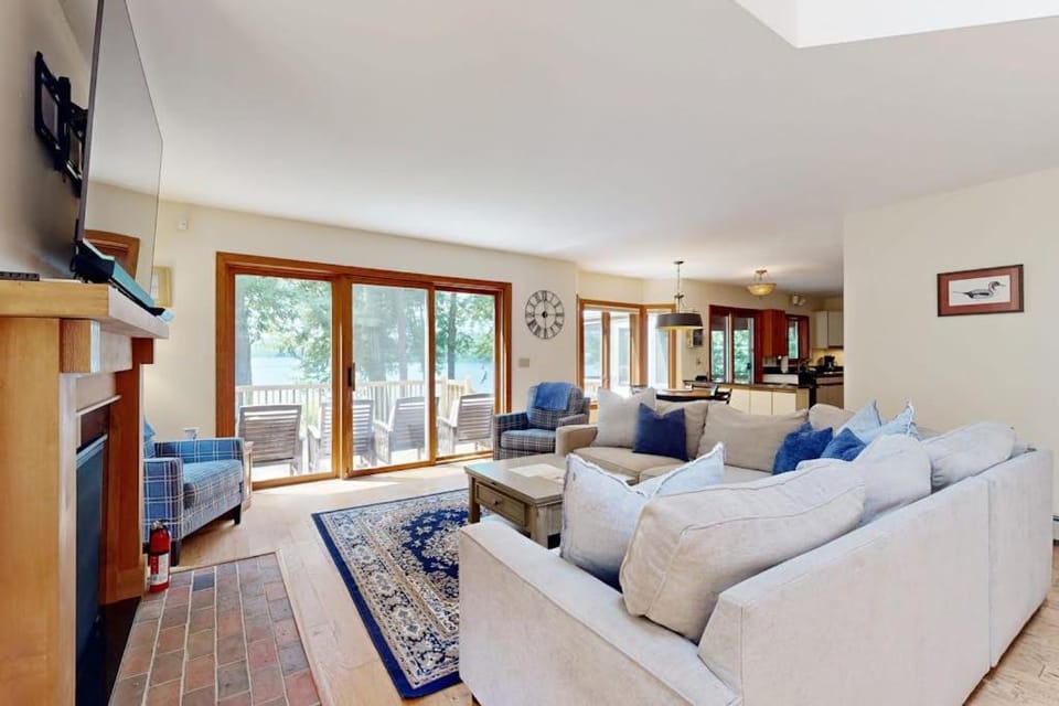 Thompson Lake Estate House in Oxford