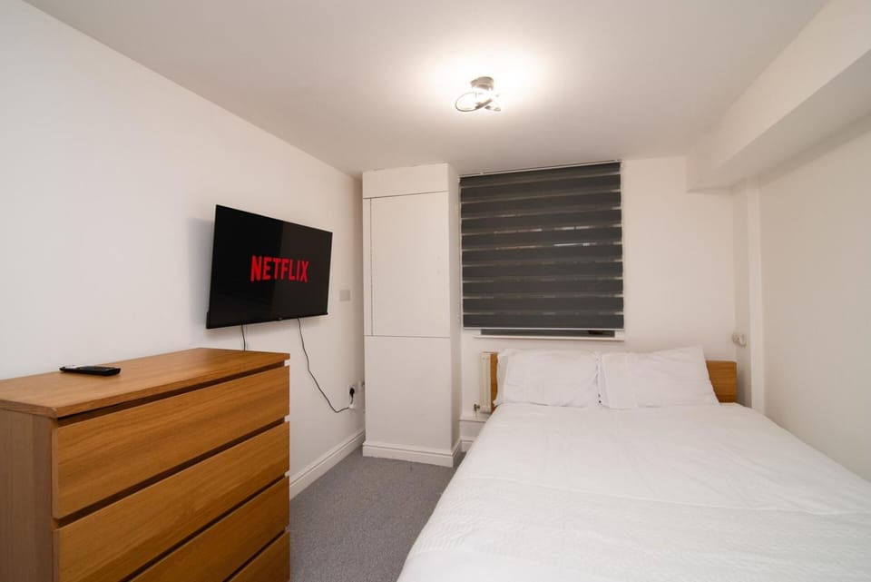 Bed, TV and multimedia, Photo of the whole room, Bedroom