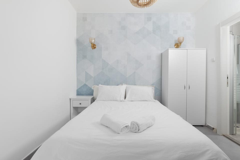 Bed, Bedroom, towels