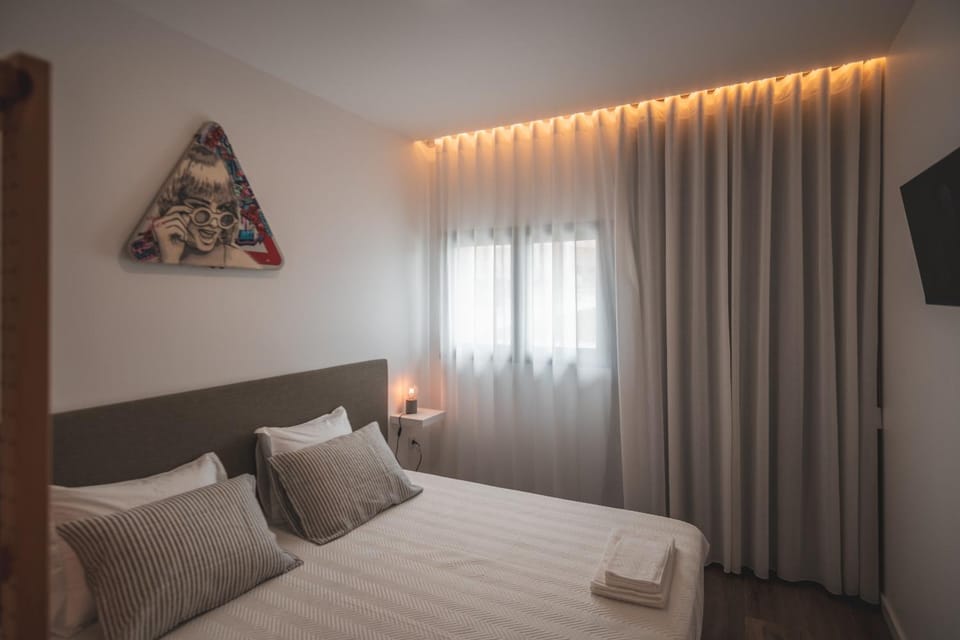 Bed, TV and multimedia, Bedroom, towels
