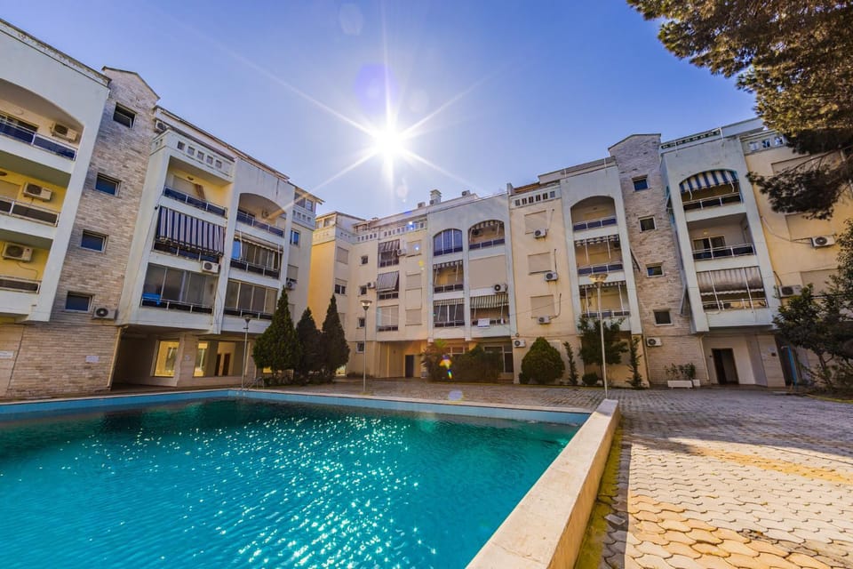 Property building, Day, Pool view, Swimming pool, sunbed