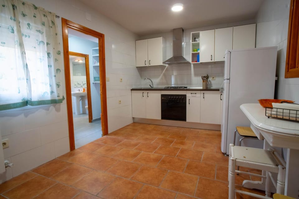 Kitchen or kitchenette, dishwasher, oven