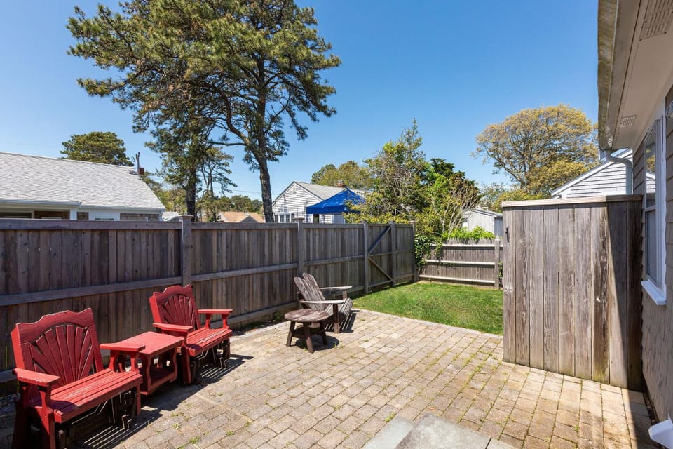 Beachside Retreat! Cozy 1-Bedroom w Private Yard House in Dennis Port