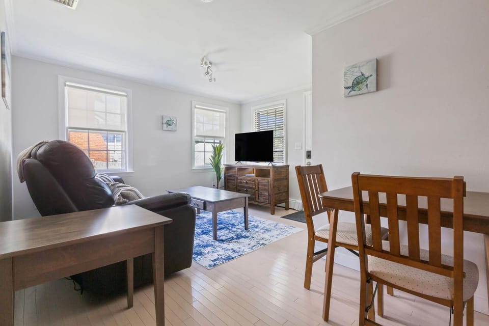 Beachside Retreat! Cozy 1-Bedroom w Private Yard House in Dennis Port