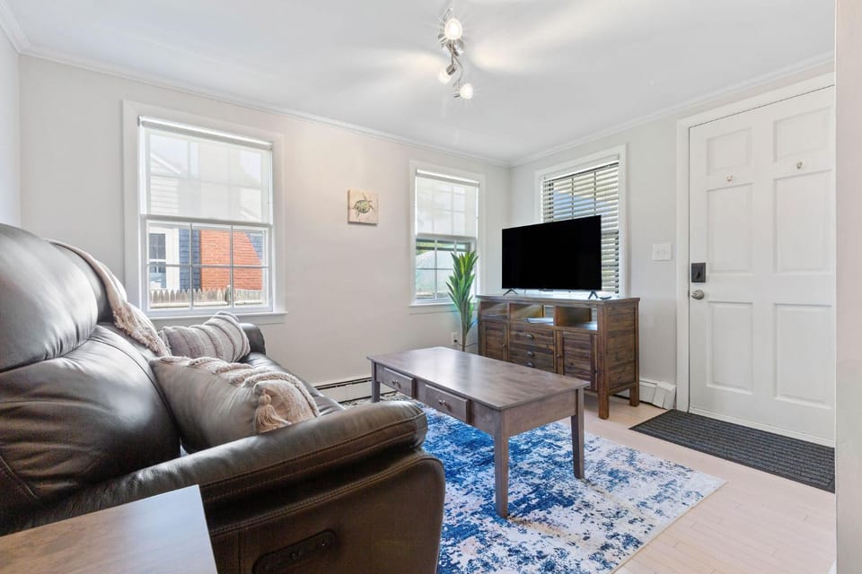 Beachside Retreat! Cozy 1-Bedroom w Private Yard House in Dennis Port