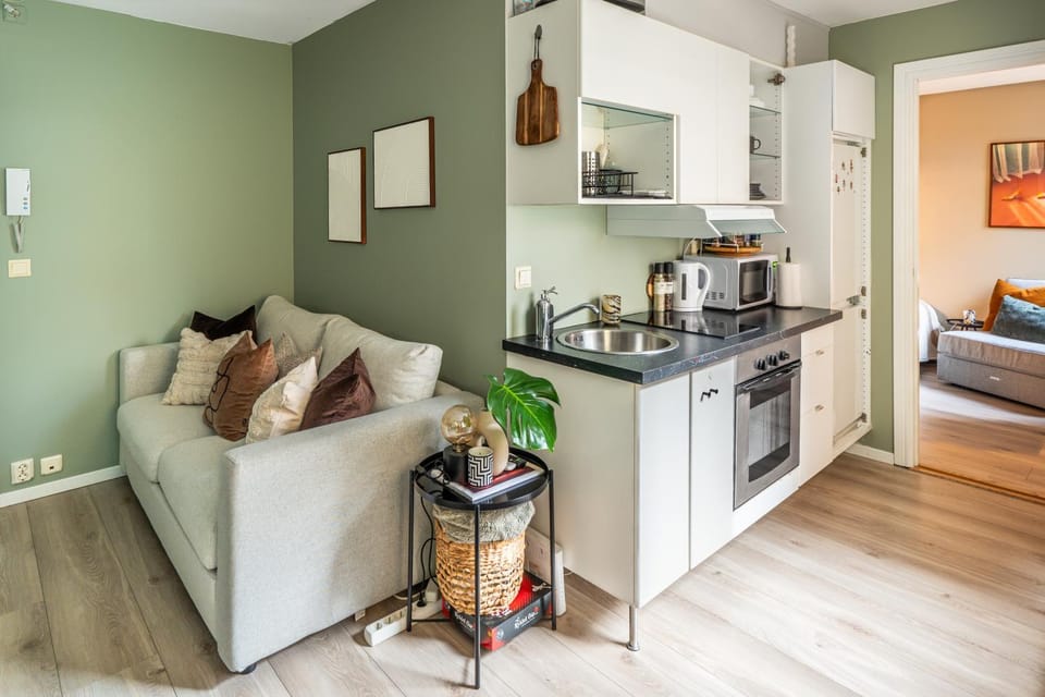 Coffee/tea facilities, Kitchen or kitchenette, Living room, Seating area, oven, stove