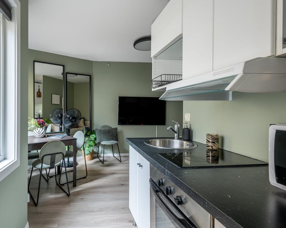 TV and multimedia, Kitchen or kitchenette, Dining area, oven, stove