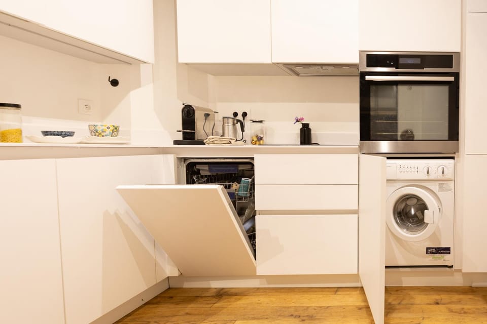 Coffee/tea facilities, dishwasher, oven, stove, washing machine, dryer