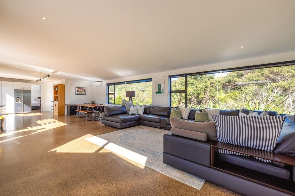 Wharetana Bay Villa with private walkway to beach! Villa in Auckland Region