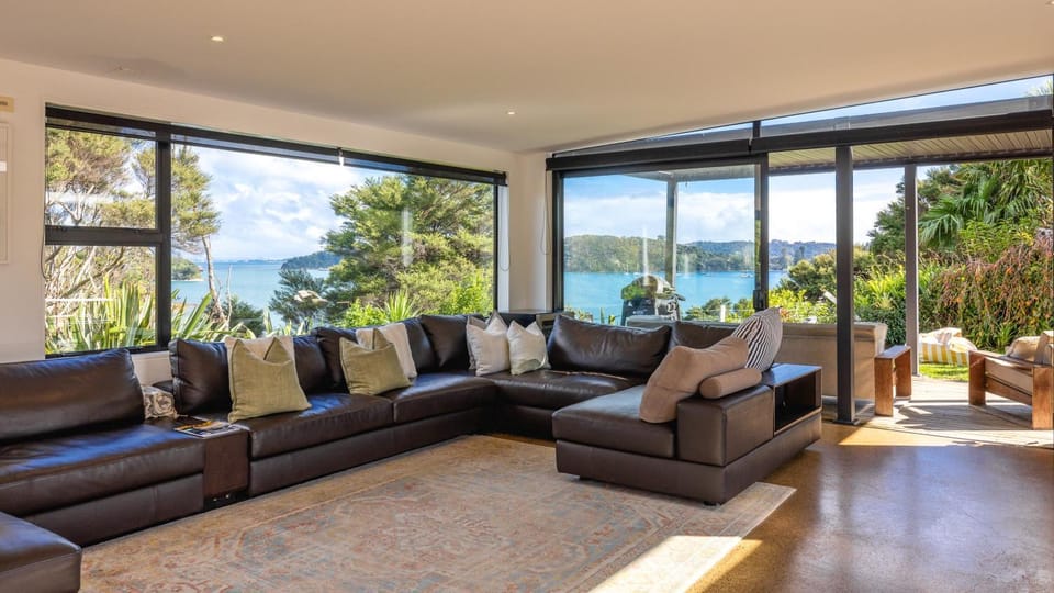 Wharetana Bay Villa with private walkway to beach! Villa in Auckland Region