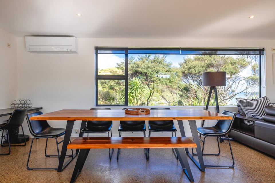 Wharetana Bay Villa with private walkway to beach! Villa in Auckland Region
