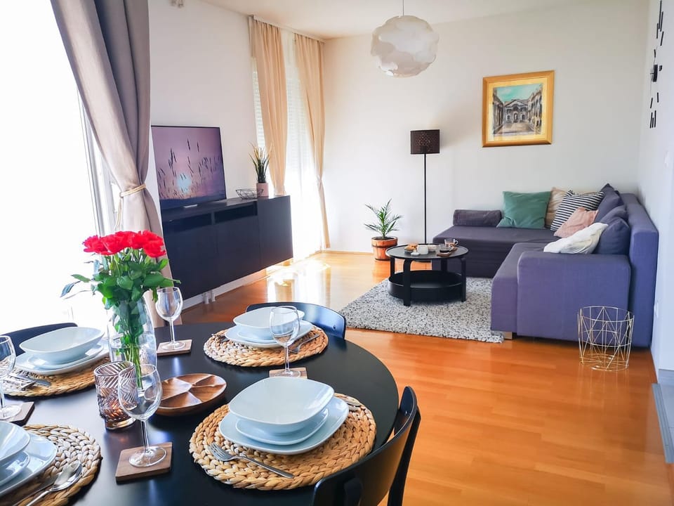 TV and multimedia, Living room, Seating area, Dining area
