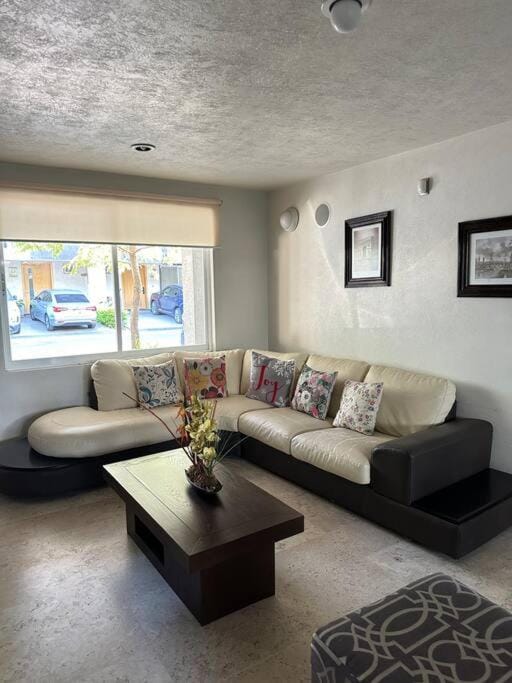 Residencial Quinta las Acacias, Santa Fe, Juriquilla House in State of Querétaro