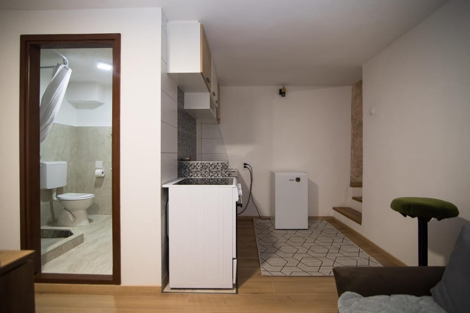 Bathroom, Kitchen or kitchenette, oven