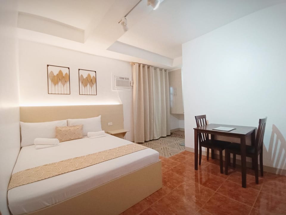 Bed, Photo of the whole room, Seating area, Dining area, Bedroom
