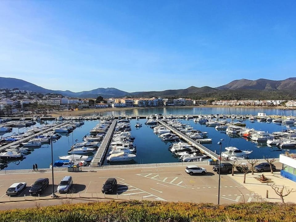 Ático con Gran Terraza en Grifeu, Cerca de la Playa, Ideal para Parejas, Llançà - ES-170-90 Apartment in Alt Empordà