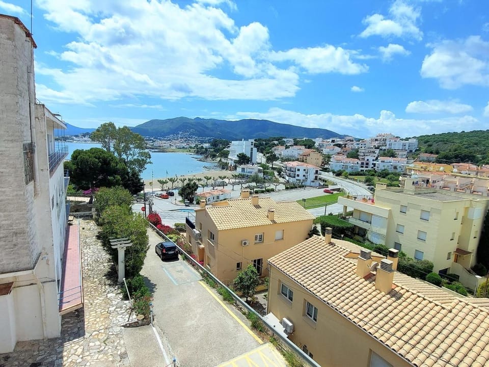 Ático en Grifeu, Llançà: Terraza, Playa a 100m, 1 Habitación, Admite Mascotas - ES-170-91 Apartment in Alt Empordà